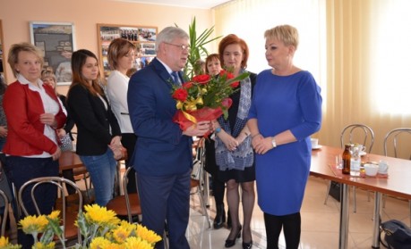 Wójt Gminy Tadeusz Wojciechowski wrecza kwiety Pani dyrektor Mroczek
